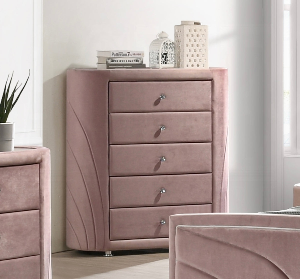 Salonia Chest